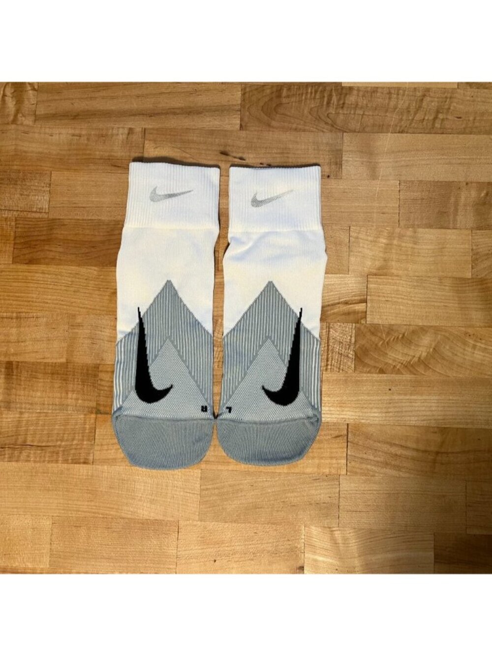 Men's Medium 8-9.5 Nike Spark Lightweight Dri Fit Quarter Crew Running Socks